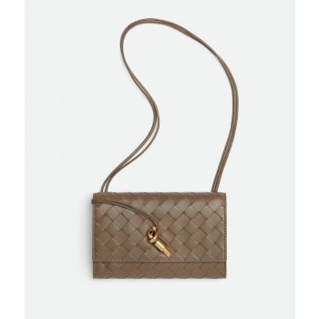 보테가 베네타 안디아모 파우치 온 스트랩 인트레치아토 램스킨 크로스백 836940